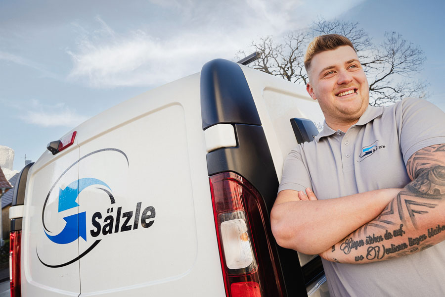 Als mittelständischer Unternehmer und Anlagenmechaniker (Heizungsbau) stehe ich, der Sohn des Unternehmers Otto Sälzle, mit fachlichem Support auf der Baustelle und sorge für maximale Qualität. Mit Leckageortung, Wasserschadentrocknung, Schimmelbehandlung, Lüftungsbau und Verlegeservice für Flächenheizungen bietet Service Sälzle ein breites Leistungsportfolio in Senden, Vöhringen, Weißenhorn, Neu-Ulm und Ulm. Zufriedene Kunden sind unsere Motivation - lassen Sie sich von uns überzeugen!