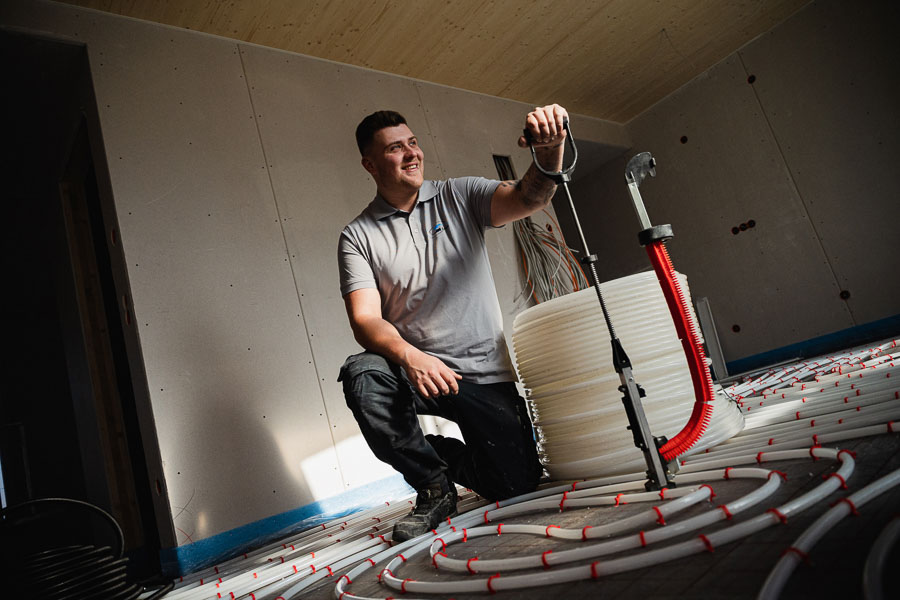 Als mittelständischer Unternehmer und Anlagenmechaniker (Heizungsbau) stehe ich, der Sohn des Unternehmers Otto Sälzle, mit fachlichem Support auf der Baustelle und sorge für maximale Qualität. Mit Leckageortung, Wasserschadentrocknung, Schimmelbehandlung, Lüftungsbau und Verlegeservice für Flächenheizungen bietet Service Sälzle ein breites Leistungsportfolio in Senden, Vöhringen, Weißenhorn, Neu-Ulm und Ulm. Zufriedene Kunden sind unsere Motivation - lassen Sie sich von uns überzeugen!