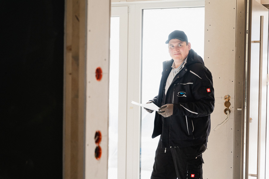 Als mittelständischer Unternehmer und Anlagenmechaniker (Heizungsbau) stehe ich, der Sohn des Unternehmers Otto Sälzle, mit fachlichem Support auf der Baustelle und sorge für maximale Qualität. Mit Leckageortung, Wasserschadentrocknung, Schimmelbehandlung, Lüftungsbau und Verlegeservice für Flächenheizungen bietet Service Sälzle ein breites Leistungsportfolio in Senden, Vöhringen, Weißenhorn, Neu-Ulm und Ulm. Zufriedene Kunden sind unsere Motivation - lassen Sie sich von uns überzeugen!